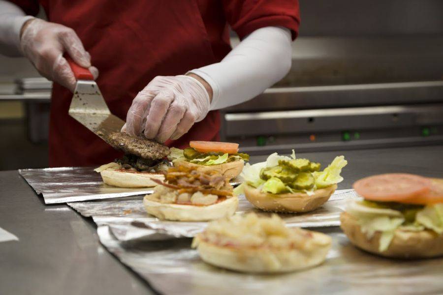 FIVE GUYS. La hamburguesería favorita de Obama abre en la madrileña calle Toledo