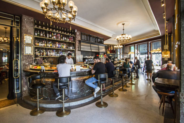 CAFÉ COMERCIAL. La barra más vital y bohemia de Madrid